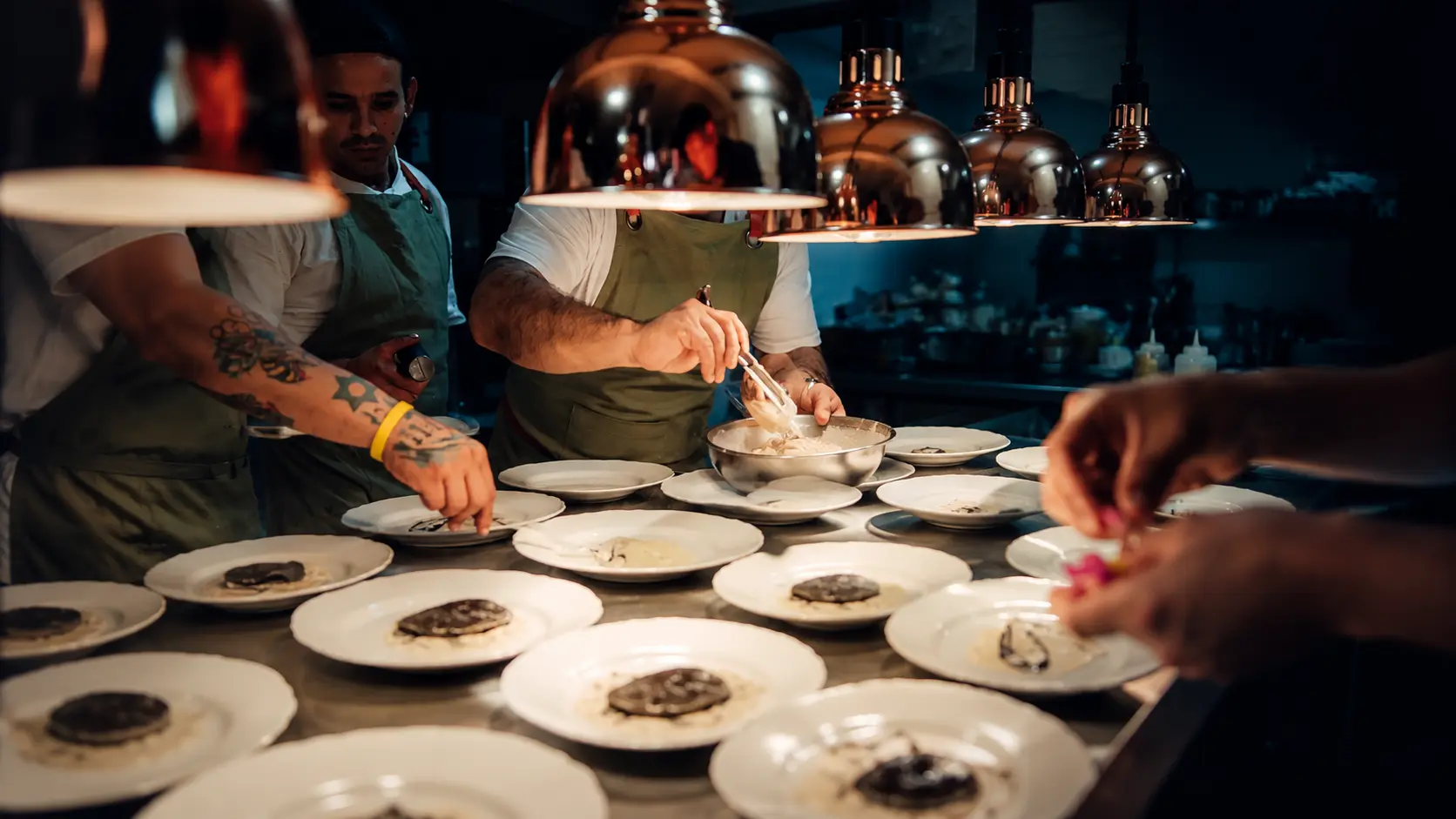 El equipo de cocina de Puente del Inca preparando los platos